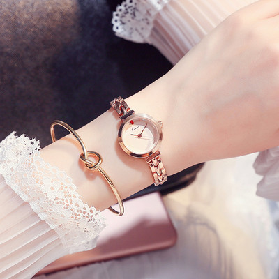 Elegáns női karóra fém szíjjal