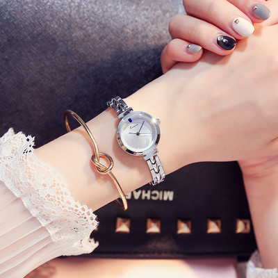 Elegáns női karóra fém szíjjal