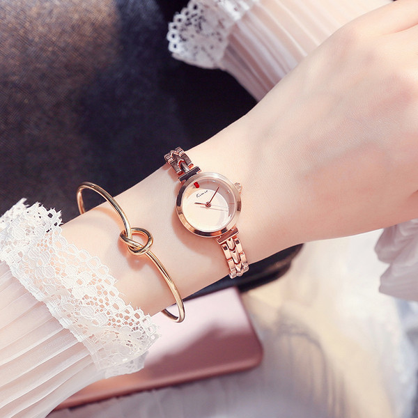 Elegáns női karóra fém szíjjal