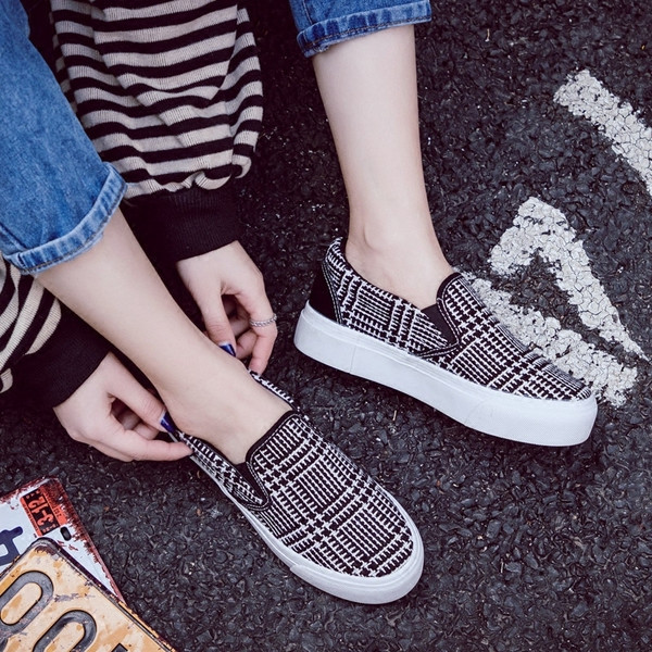 Kockás női mokaszinok két színben