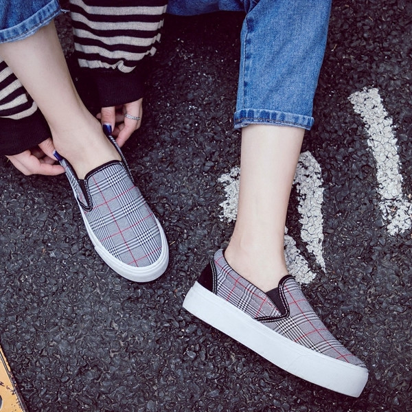 Kockás női mokaszinok két színben