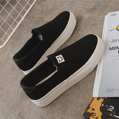 Sport és alkalmi női mokaszinok fekete-fehér hímzéssel