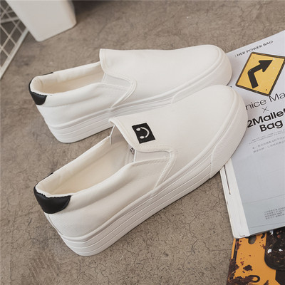 Sport és alkalmi női mokaszinok fekete-fehér hímzéssel