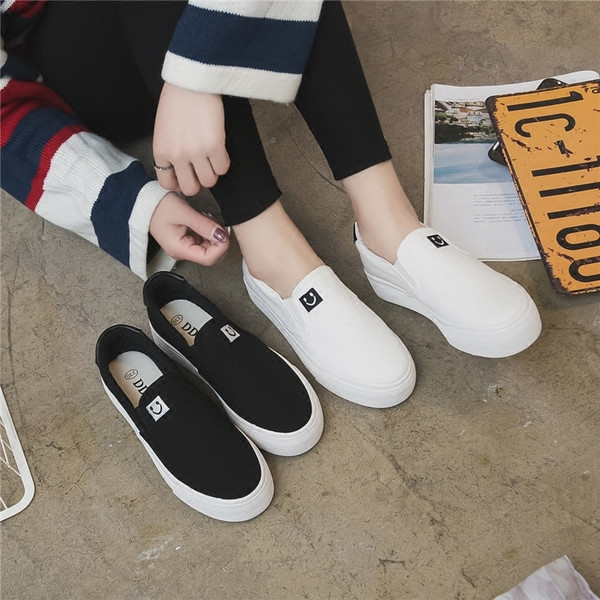 Sport és alkalmi női mokaszinok fekete-fehér hímzéssel