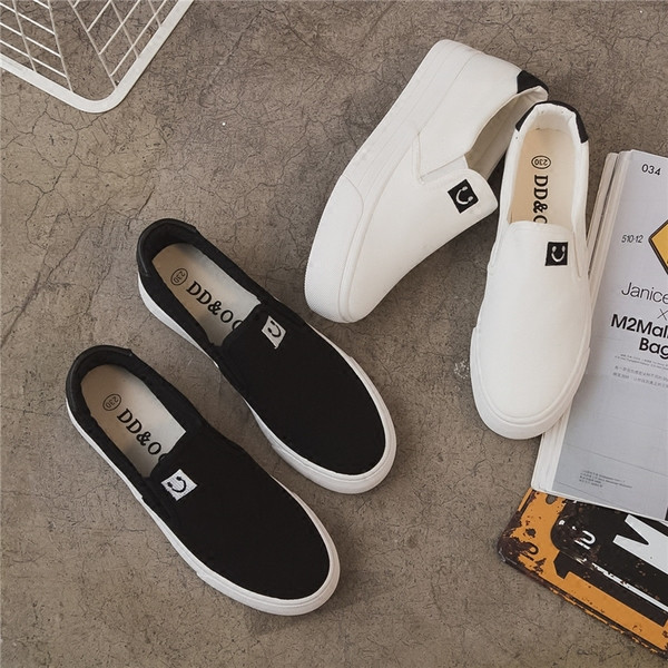 Sport és alkalmi női mokaszinok fekete-fehér hímzéssel