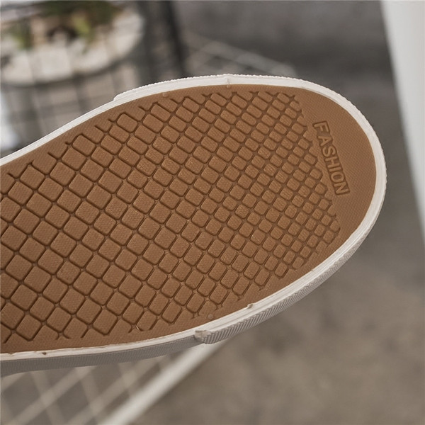 Sport és alkalmi női mokaszinok fekete-fehér hímzéssel