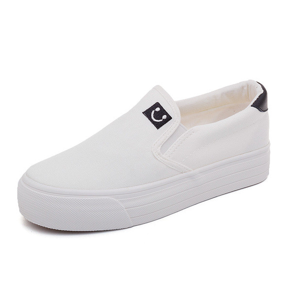 Sport és alkalmi női mokaszinok fekete-fehér hímzéssel