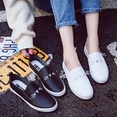 Öko bőrből készült női mokaszinok fekete-fehér hímzéssel