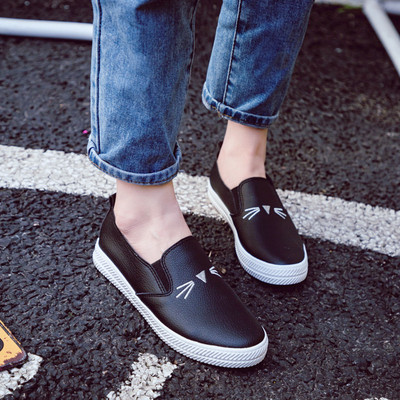 Öko bőrből készült női mokaszinok fekete-fehér hímzéssel