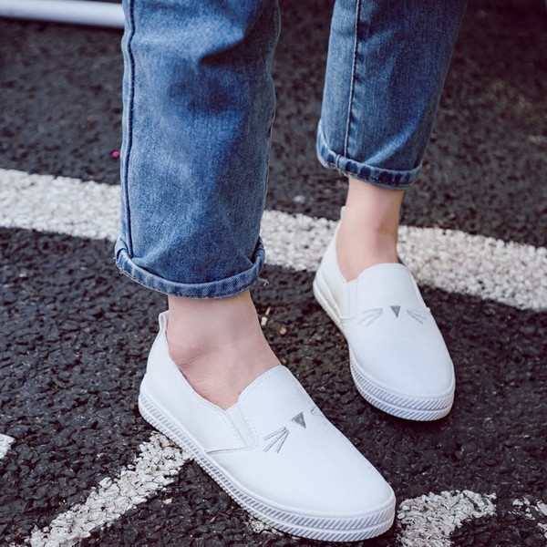 Öko bőrből készült női mokaszinok fekete-fehér hímzéssel