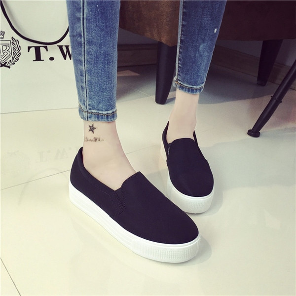 Sima modell női mokaszin kis emelvényű fekete színben