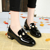 Lakkozott női mokaszinok dekorgyöngyökkel, két modellben