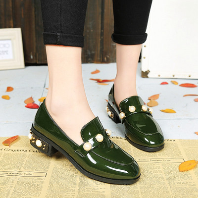 Lakkozott női mokaszinok dekorgyöngyökkel, két modellben