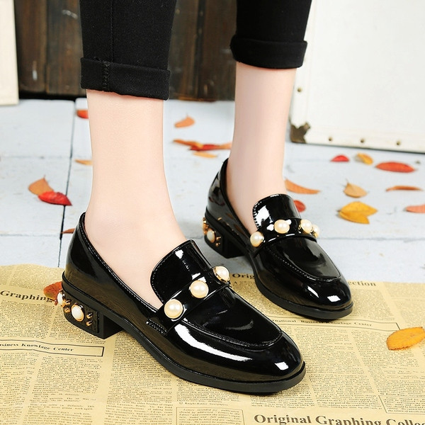 Lakkozott női mokaszinok dekorgyöngyökkel, két modellben