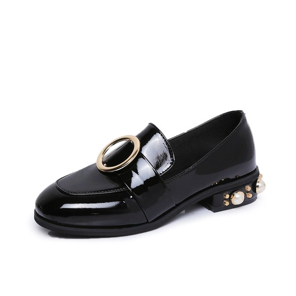 Lakkozott női mokaszinok dekorgyöngyökkel, két modellben