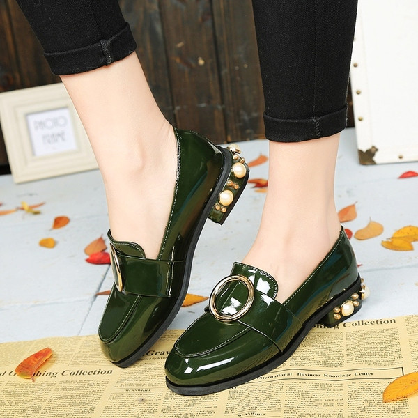 Lakkozott női mokaszinok dekorgyöngyökkel, két modellben