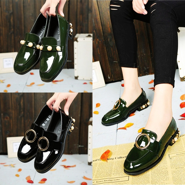 Lakkozott női mokaszinok dekorgyöngyökkel, két modellben