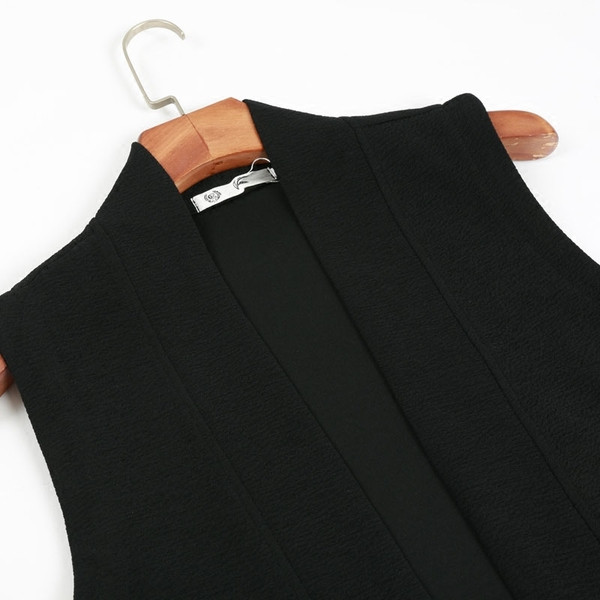 Vesta eleganta pentru barbati de culoare inchisa potrivita pentru utilizarea de zi cu zi