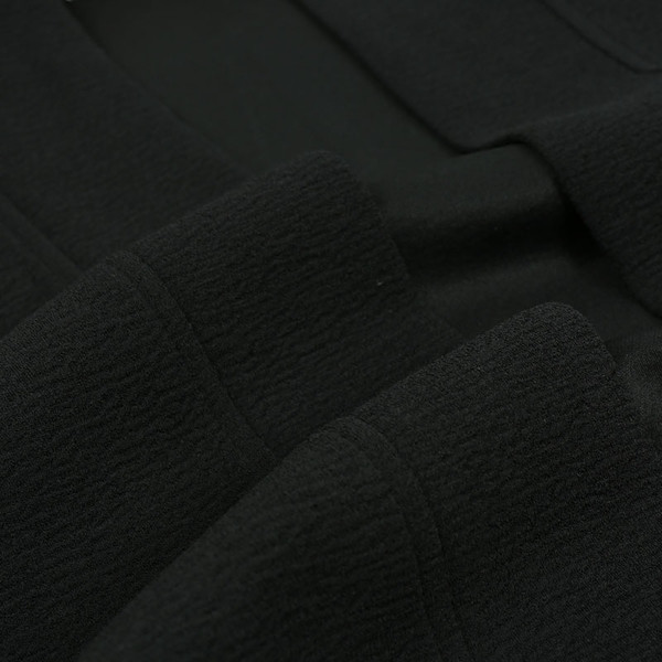 Vesta eleganta pentru barbati de culoare inchisa potrivita pentru utilizarea de zi cu zi