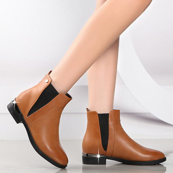 Стилни дамски боти в два цвята подходящи за ежедневие