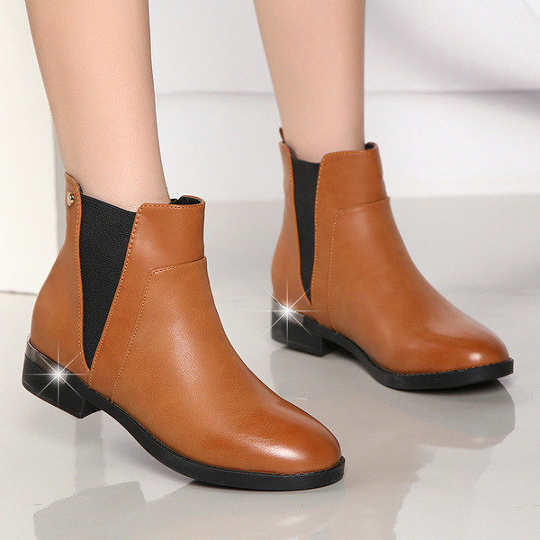 Стилни дамски боти в два цвята подходящи за ежедневие