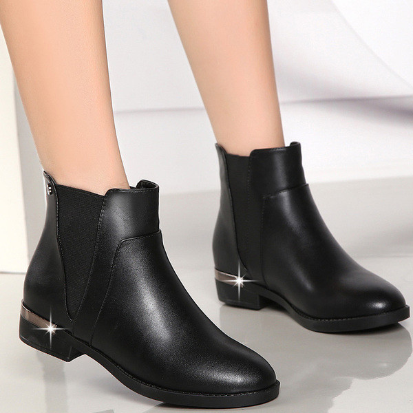 Стилни дамски боти в два цвята подходящи за ежедневие