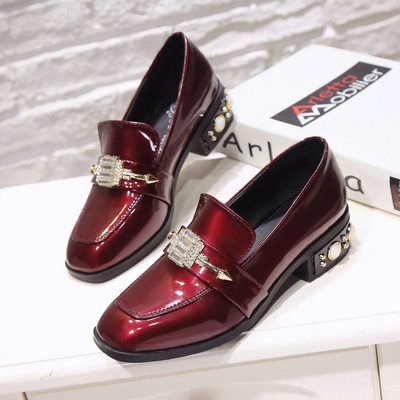 Stílusos női mokaszinok fém díszítéssel három színben