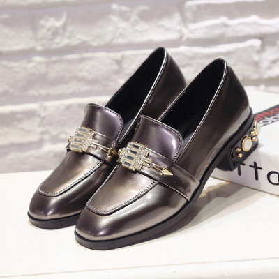 Stílusos női mokaszinok fém díszítéssel három színben