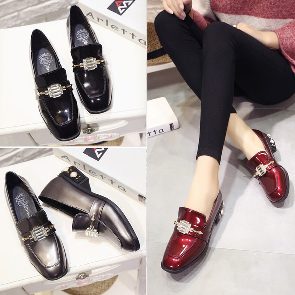 Stílusos női mokaszinok fém díszítéssel három színben