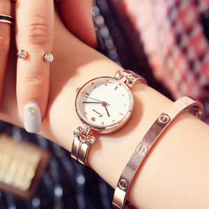 Modern női karóra fém szíjjal, három színben