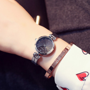 Modern női karóra fém szíjjal, három színben