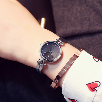 Modern női karóra fém szíjjal, három színben