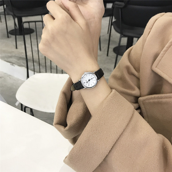 Stílusos női karóra két modellben, többféle színben