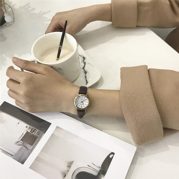 Stílusos női karóra két modellben, többféle színben