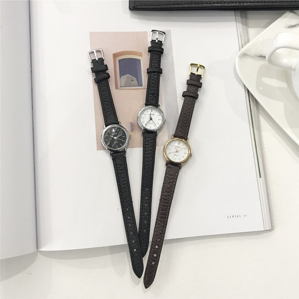 Stílusos női karóra két modellben, többféle színben