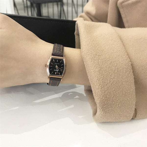 Stílusos női karóra két modellben, többféle színben