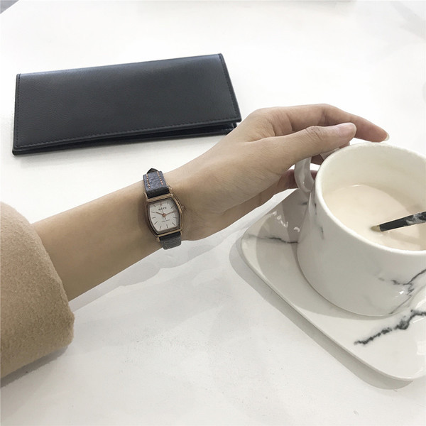 Stílusos női karóra két modellben, többféle színben