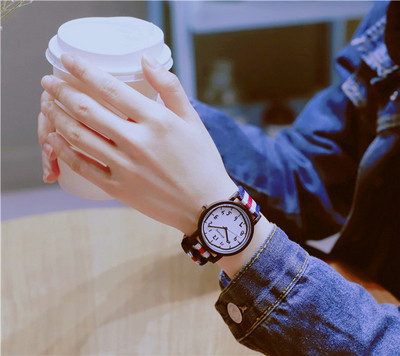 Ceas modern de dama cu curea colorata