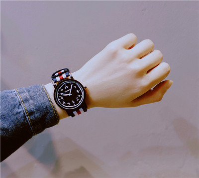 Ceas modern de dama cu curea colorata