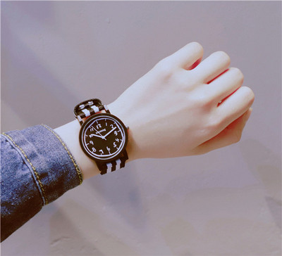 Ceas modern de dama cu curea colorata