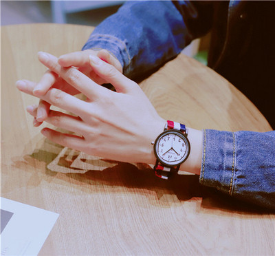 Ceas modern de dama cu curea colorata