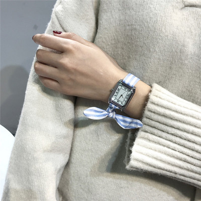 Дамски часовник в няколко цвята с интересна каишка