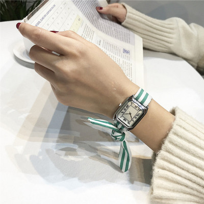 Дамски часовник в няколко цвята с интересна каишка