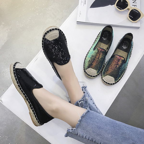 Női modern mokaszin flitterekkel, két színben