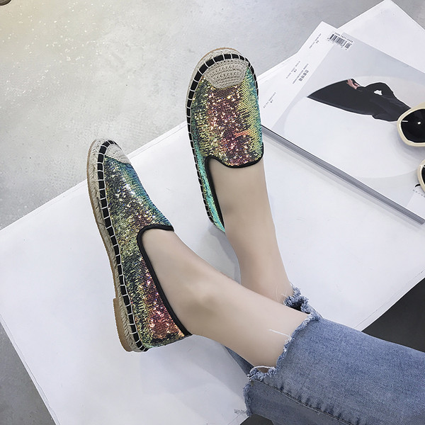 Női modern mokaszin flitterekkel, két színben