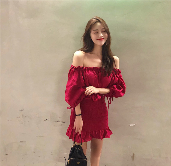 Két színben gyűjtött motívumokkal, nyitott vállú női ruha