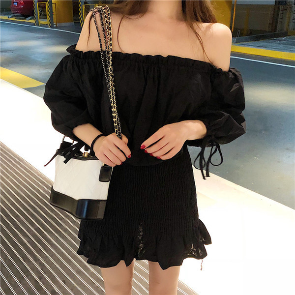 Két színben gyűjtött motívumokkal, nyitott vállú női ruha