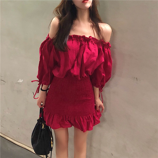 Két színben gyűjtött motívumokkal, nyitott vállú női ruha