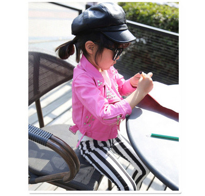 Eko bőrből készült stílusos gyerekkabát fekete és rózsaszín színben