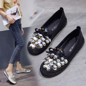 Fényes női mokaszinok szürke és fekete gyöngyökkel